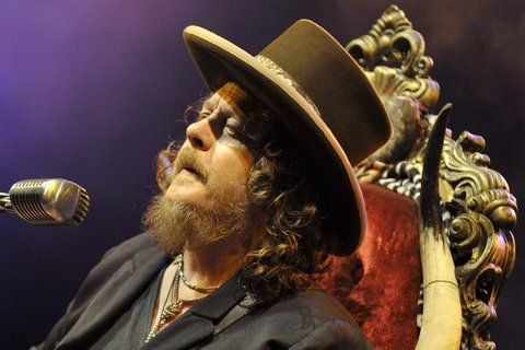 Zucchero singt 2008 auf einem Rockfestival in der Schweiz. Jetzt bringt er sein neues Album heraus. (ARCHIVFOTO: DPA)