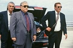 Die ins Alter gekommenen Schauspieler (l-r) Kage Mulligan (Burt Reynolds), Floyd Benson (Rod Steiger) und Tom Greener (Tom Berenger) in dem neuen Kinofilm «Der Himmel von Hollywood». Ihre Kino-Karriere liegt lange zurück. Die drei einst erfolgreichen Schauspieler müssen sich in Hollywood mit Gelegenheitsjobs über Wasser halten. Als sie eines Abends einen Toten finden, planen die drei einen großen Coup, der gleichzeitig zur brillantesten Performance ihres Schauspielerlebens werden wird. Die Komödie «Der Himmel von Hollywood» nach einem Roman von Leon de Winter ist der erste amerikanische Film des deutschen Regisseurs Sönke Wortmann. (Foto: dpa)
