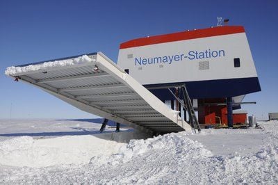 Rampe 5: Diese Rampe bildet die Zufahrt zur unterirdischen Garage der neuen Forschungsstation Neumayer III in der Antarktis. In der Halle können Kettenfahrzeuge und Skidoos geschützt vor Schneestürmen geparkt werden. (FOTO: DPA)