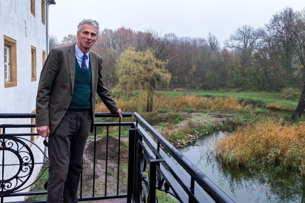 Franklebens Schlossverwalter Franz Pacher von Theinburg steht auf dem sanierten Balkon mit dem romantischen Blick auf den Teich.