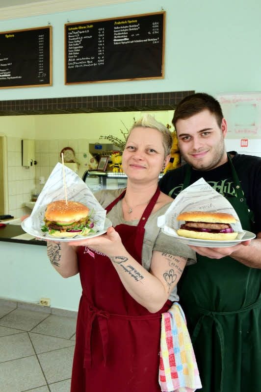 Sabine Koffent und Sohn Patrick Koffent haben jetzt auch Burger in ihrem Café auf der Speisekarte.