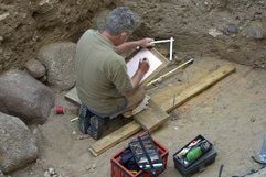 Ein Archäologe skizziert eine Ausgrabungsstelle des ehemaligen Dominikanerklosters mit der Domkirche (erbaut um 1300) in Berlin-Mitte. Im Zuge der Vorbereitungen für das Humboldt-Forum haben im Mai 2008 archäologische Ausgrabungen begonnen. (Foto: dpa)
