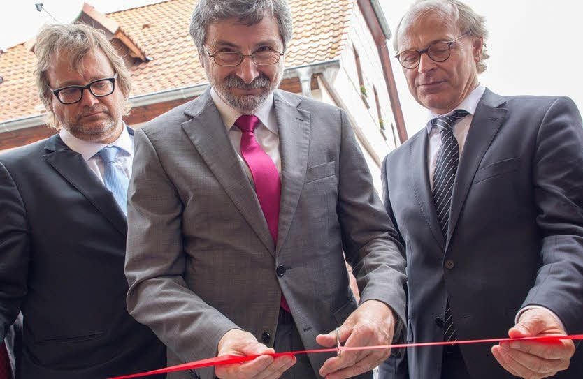 Landesarchäologe Harald Meller, Bürgermeister Gustav Voigt und Kultusstaatssekretär Jan Hofmann (von links) beim Banddurchschnitt.