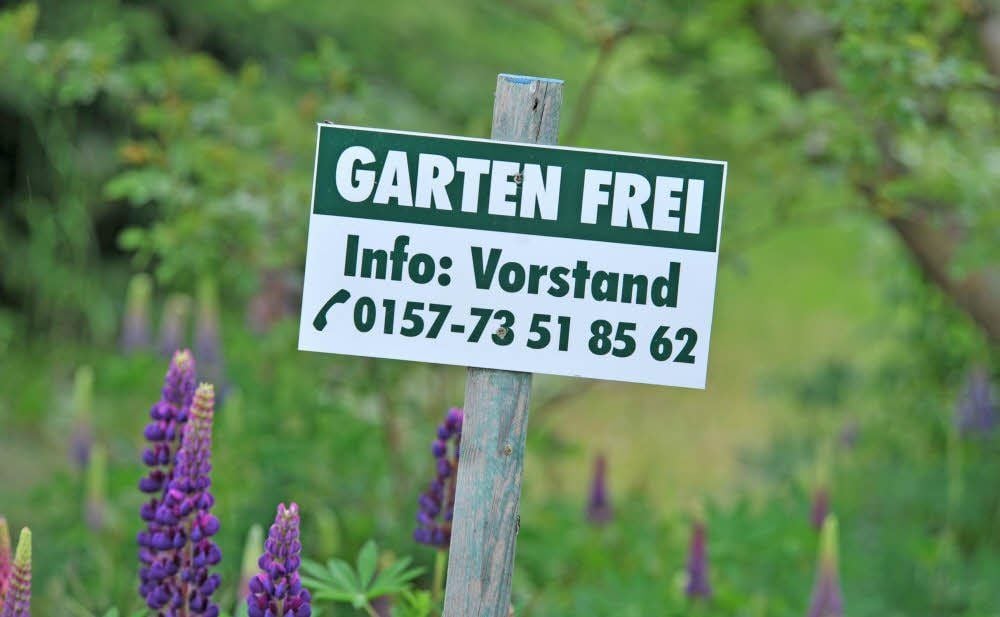 In vielen Parzellen in der Kleingartenanlage „Fortschritt“ in Roitzsch ist dieses Schild zu sehen. Die Gärten stehen leer, Nachfolger werden gesucht.