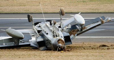 Ein zerstörtes Tornado Kampfflugzeug der Bundeswehr liegt auf der Landebahn des Fliegerhorstes in Büchel (Kreis Cochem Zell). (FOTO: DDP)
