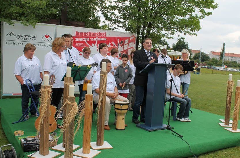 Superintendent Beuchel und der Haus-Chor eröffnen das Fest.