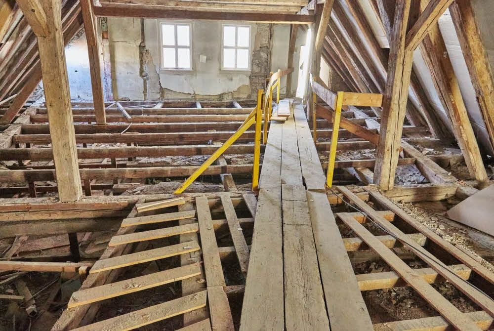 Vier Lagen Balken halten die Decke des Krummen Hauses vom Museum im Schloss Bernburg.