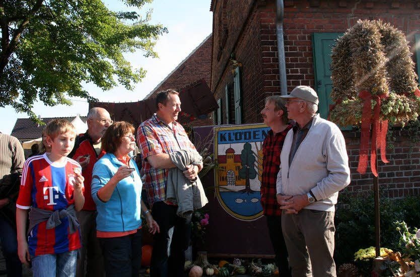 Als Zufallsgäste sind Sabine Ludwig und ihre Familie auf ihrer Radtour von Rackwitz kommend in Klöden gelandet: „Tolle Leute, super Stimmung“, schwärmt sie im Gespräch mit Dirk Zarrad aus Grabo (3.v.r.) und anderen.