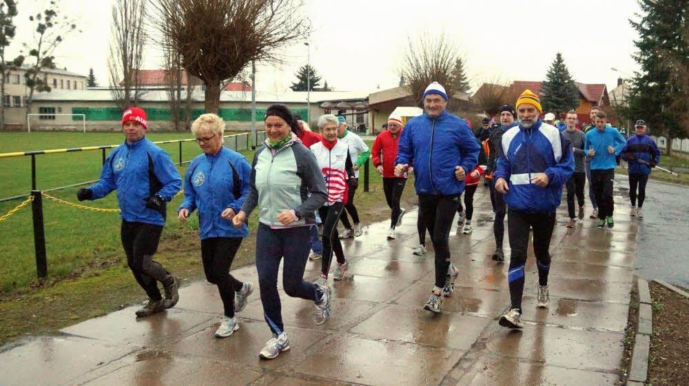 Trotz Nieselregen kamen am Sonntag 95 Läufer zum Punschlauf an den Sportplatz nach Meisdorf.