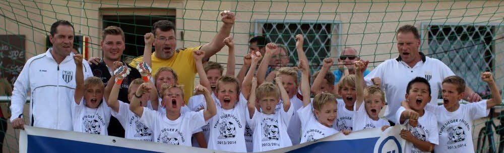 Gleich dreimal durfte das F-Jugendteam des TuS Kochstedt in dieser Saison einen Titelgewinn bejubeln.