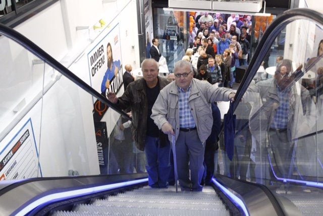 Die ersten Saturn-Besucher auf der Rolltreppe
