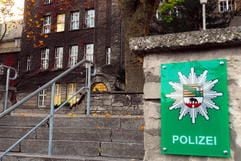 Mehrere Frauen, darunter auch ein Mädchen im Alter von 14 Jahren, sollen am Samstag auf dem Polizeirevier in Weißenfels gezielt erniedrigt worden sein, so die Anschuldigung. (MZ-Foto: Peter Lisker)