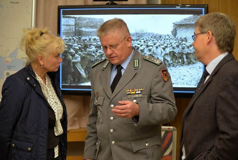Oberst Hans-Hubertus Mack während der Ausstellungseröffnung im Gespräch mit Archivleiter Frank Kreißler und Lehrerin Renate Schulze.