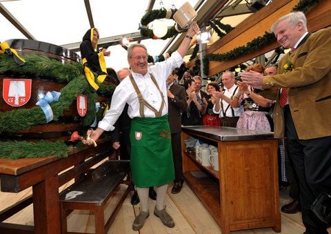Münchens Oberbürgermeister Christian Ude (SPD) zapft am Samstag in München (Oberbayern) auf dem Oktoberfest das erste Faß Bier und Bayerns Ministerpräsident Horst Seehofer (CSU,r) klatscht. (FOTO: DPA)