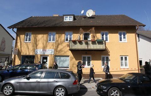 Die Mutter fand die Leichen ihrer Töchter, als sie am frühen Morgen von der Arbeit aus einer nahe gelegenen Kneipe nach Hause in Krailling kam. (FOTO: DPA)