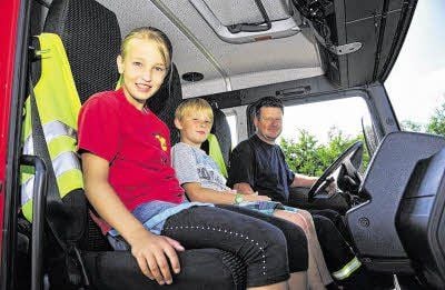 Löschmeister Michael Schubert der Nonnewitzer Feuerwehr bot Rundfahrten an. Gelina Hielscher und Jamie Hirsch nutzen die Gelegenheit.