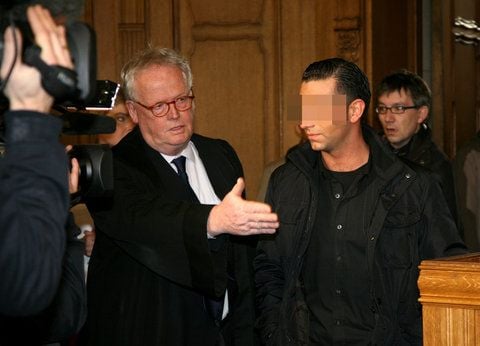 Baris B. (2.v.r), einer der beiden Angeklagten im Prozess um einen zu Tode gehetzten 23-Jährigen, wird im Kriminalgericht Moabit in Berlin von seinem Anwalt Nicolas Becker (l) zur Anklagebank geführt. (FOTO: DPA)
