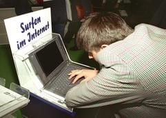 Ganz versunken ins Internet-Vergnügen ist dieser Besucher am 19.03.1996 im «Internet Cafe», das mehrere Aussteller auf der Computermesse CeBIT in Hannover eingerichtet haben. (Foto: dpa)