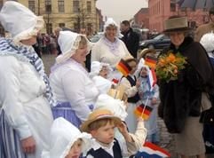 Lachend und winkend begrüßen Kinder in historischer niederländischer Tracht am Mittwoch (03.04.2004) Königin Beatrix der Niederlande (r) im sachsen-anhaltinischen Oranienbaum. Der Besuch des Ortes ist Teil des offiziellen Besuches der Königin in Deutschland. (Foto: dpa)