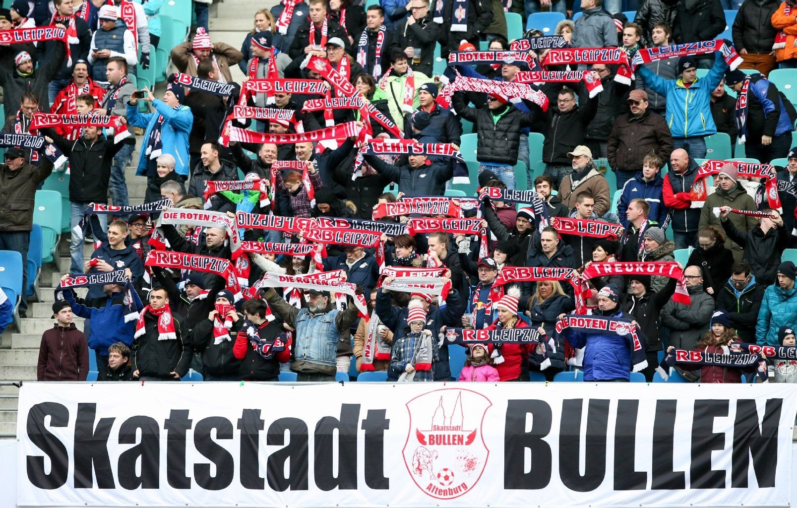 Der Fanclub "Skatstadt Bullen" beim Testspiel von RB Leipzig.