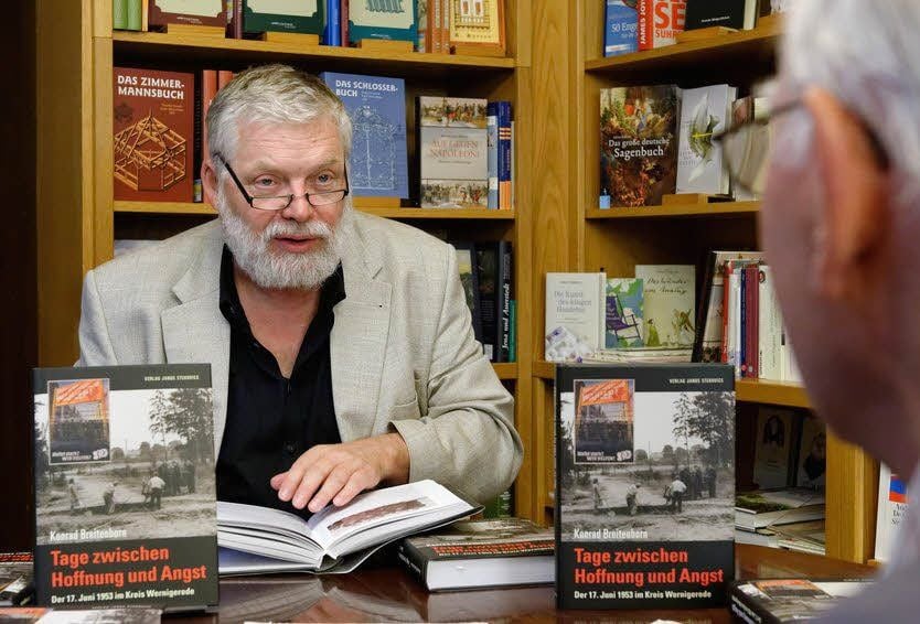Konrad Breitenborn signiert in Jüttners Buchhandlung in Wernigerode sein Buch „Tage zwischen Hoffnung und Angst“.