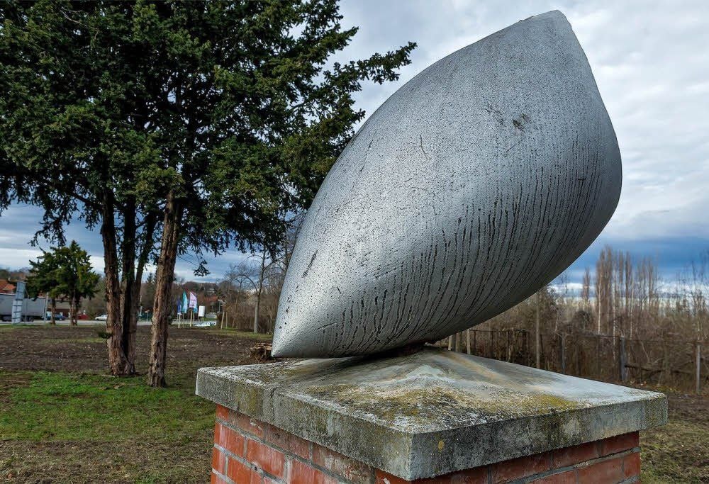 Reste einer Bombe, die auf das Betriebsgelände geworfen wurde, sind heute ein Denkmal.