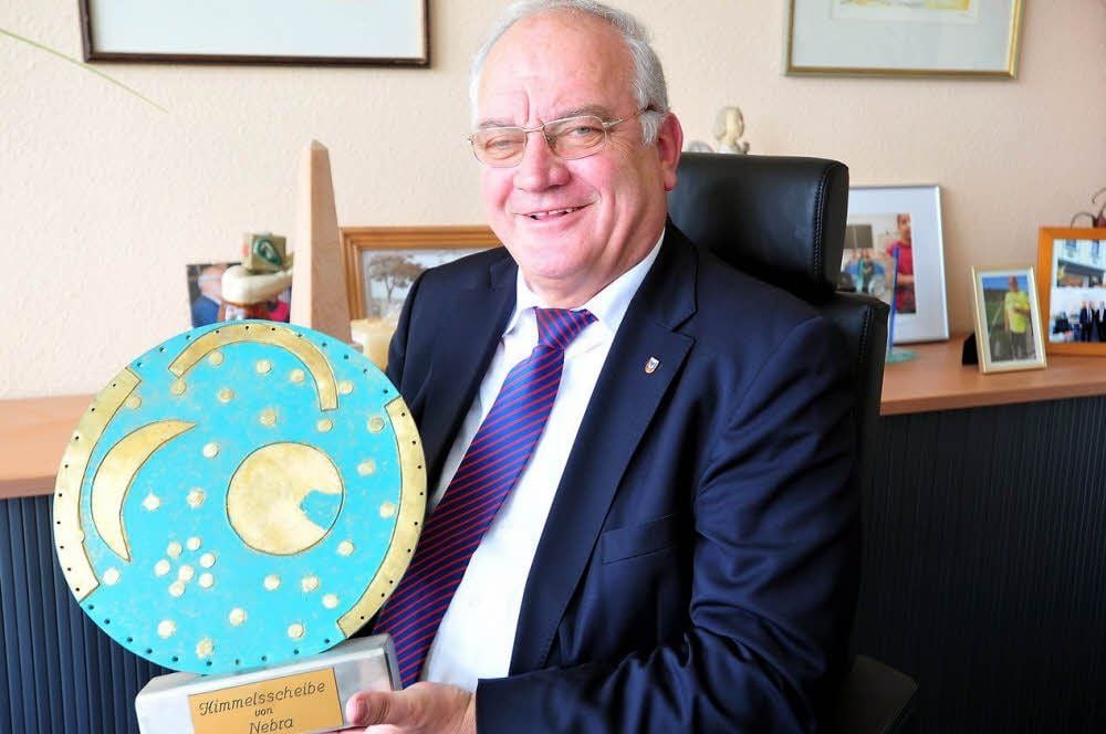 Eine Kopie der Himmelsscheibe, die wird Harri Reiche wohl als Andenken mitnehmen, wenn er geht.