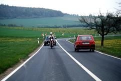 Auffällige Beleuchtung ist zur Zeit nur für Zweiradfahrer vorgeschrieben: Kritiker argumentieren, eine allgemeine Tagfahrlicht-Pflicht könnte zu Nachteilen für Motorradfahrer führen. (Foto: dpa)