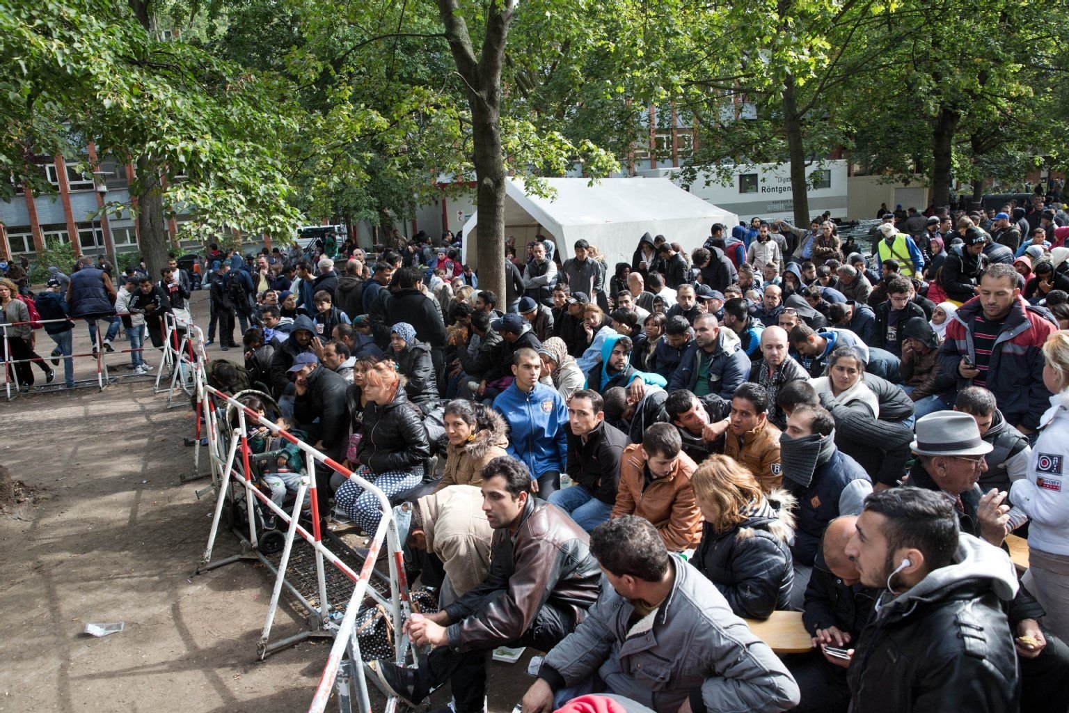 Zahlreiche Flüchtlinge in Berlin auf dem Gelände des Landesamtes für Gesundheit und Soziales.