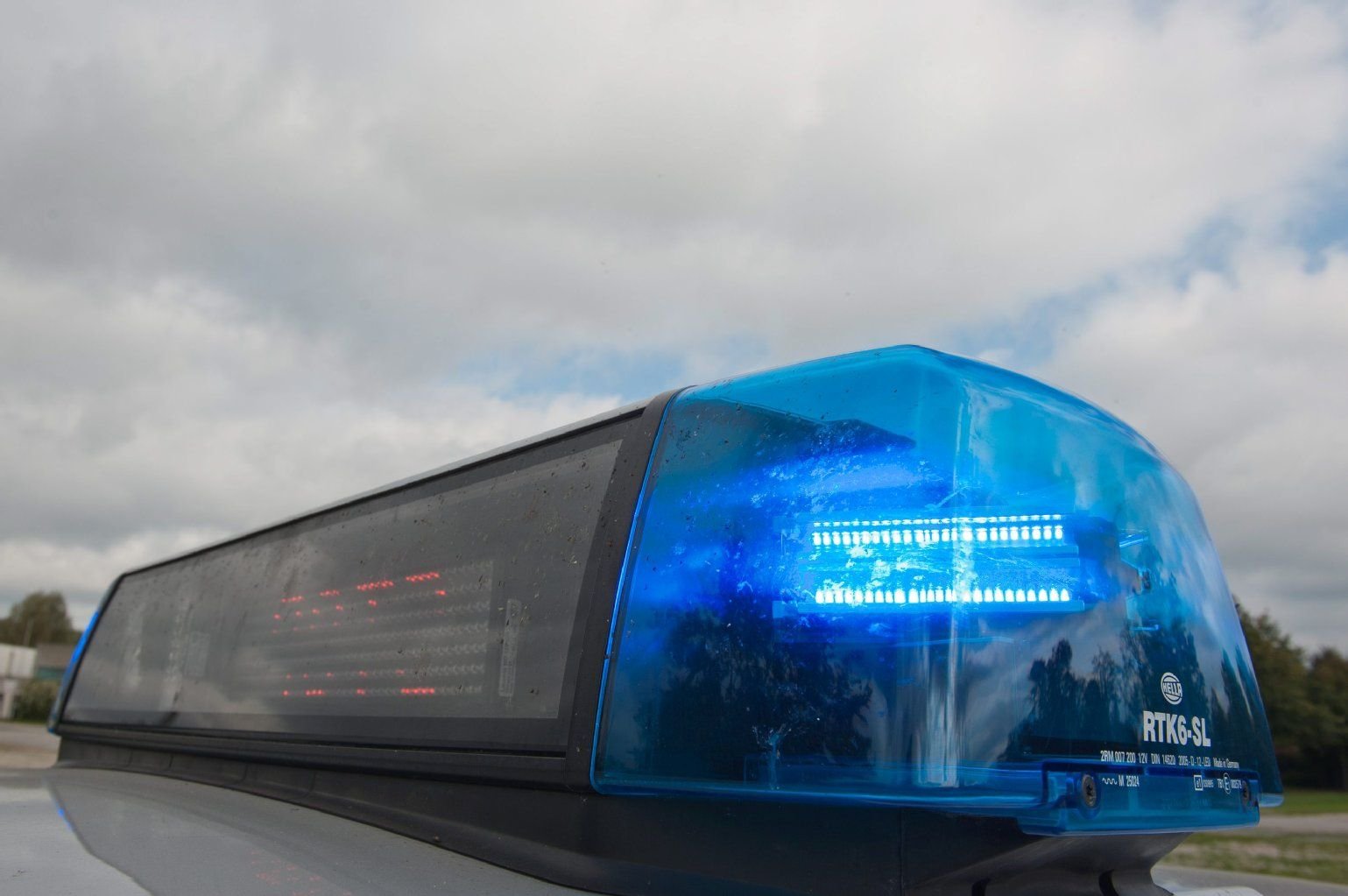 Ein Blaulicht leuchtet auf einem Polizeifahrzeug