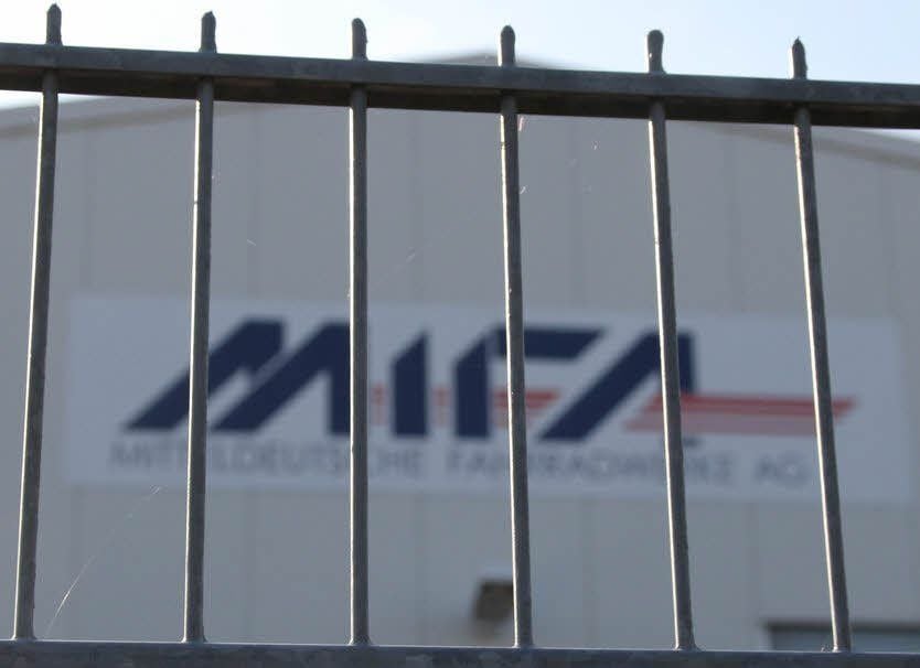 Blick durch einen Zaun auf das Firmengelände der Mifa in Sangerhausen: Derzeit ist völlig offen, wie es mit dem Unternehmen weitergeht.