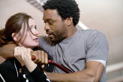 Mike Terry (Chiwetel Ejiofor) demonstriert der Anwältin Laura Black (Emily Mortimer)in «Redbelt» , dass man sich mit Jiu Jitsu aus jeder scheinbar ausweglosen Situation befreien kann. (Foto: dpa)