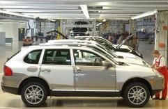 Im Porsche-Werk in Leipzig kontrolliert eine Mitarbeiterin einen zuvor produzierten Cayenne. Die Aktionäre des Sportwagenherstellers Porsche kommen am Freitag (23.01.2004) in Leipzig zur diesjährigen Hauptversammlung zusammen. Erstmals seit Börsengang des Unternehmens 1984 wird das Aktionärstreffen nicht am Firmensitz in Stuttgart stattfinden. Mit dem Treffen in Leipzig soll der Bedeutung des neuen Porsche-Standorts in Sachsen für das gesamte Unternehmen Rechnung getragen werden. In Leipzig wird seit dem Spätsommer 2002 der Geländewagen Cayenne montiert, der dem Konzern im vergangenen Geschäftsjahr einen Rekordgewinn bescherte. (Foto: dpa)