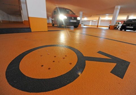 Ein Fahrzeug steht am Freitag im Parkhaus in Triberg im Schwarzwald vor einem Männerparkplatz. (FOTO: DPA)