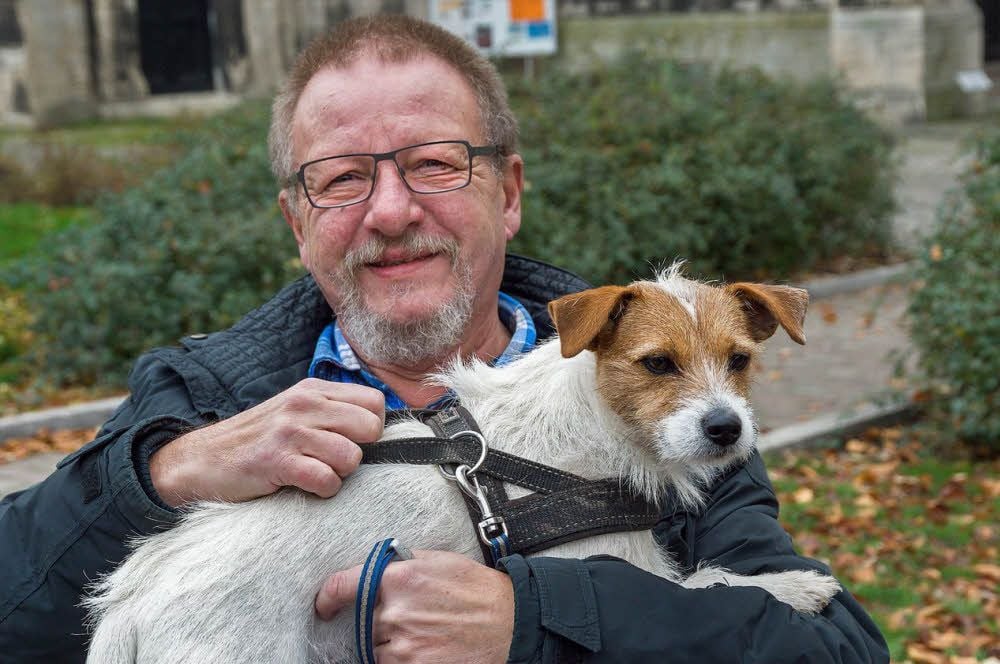 Konrad Potthoff, hier mit Hundedame Lilli, liest in Schkopau.