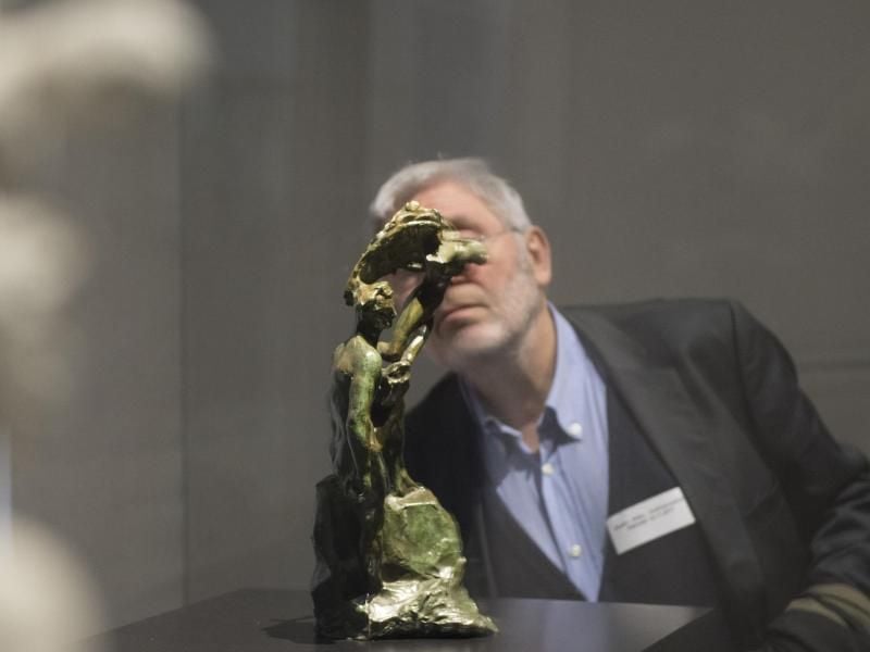 Die Bronzestatue „Der Mensch und sein Genius” im Mittelpunkt. Foto: Paul Zinken