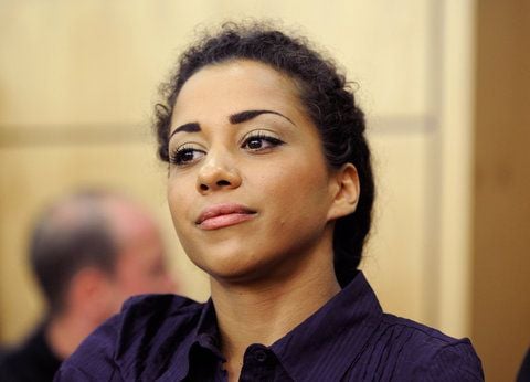 Nadja Benaissa, Sängerin der Band «No Angels», sitzt auf der Anklagebank in einem Verhandlungssaal des Landgerichts in Darmstadt. (FOTO: DPA)