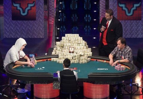 Der Deutsche Pius Heinz (l) und der Tscheche Martin Staszko pokerten im Finale der World Series of Poker in Las Vegas um 8,7 Millionen Dollar. (FOTO: RTR)