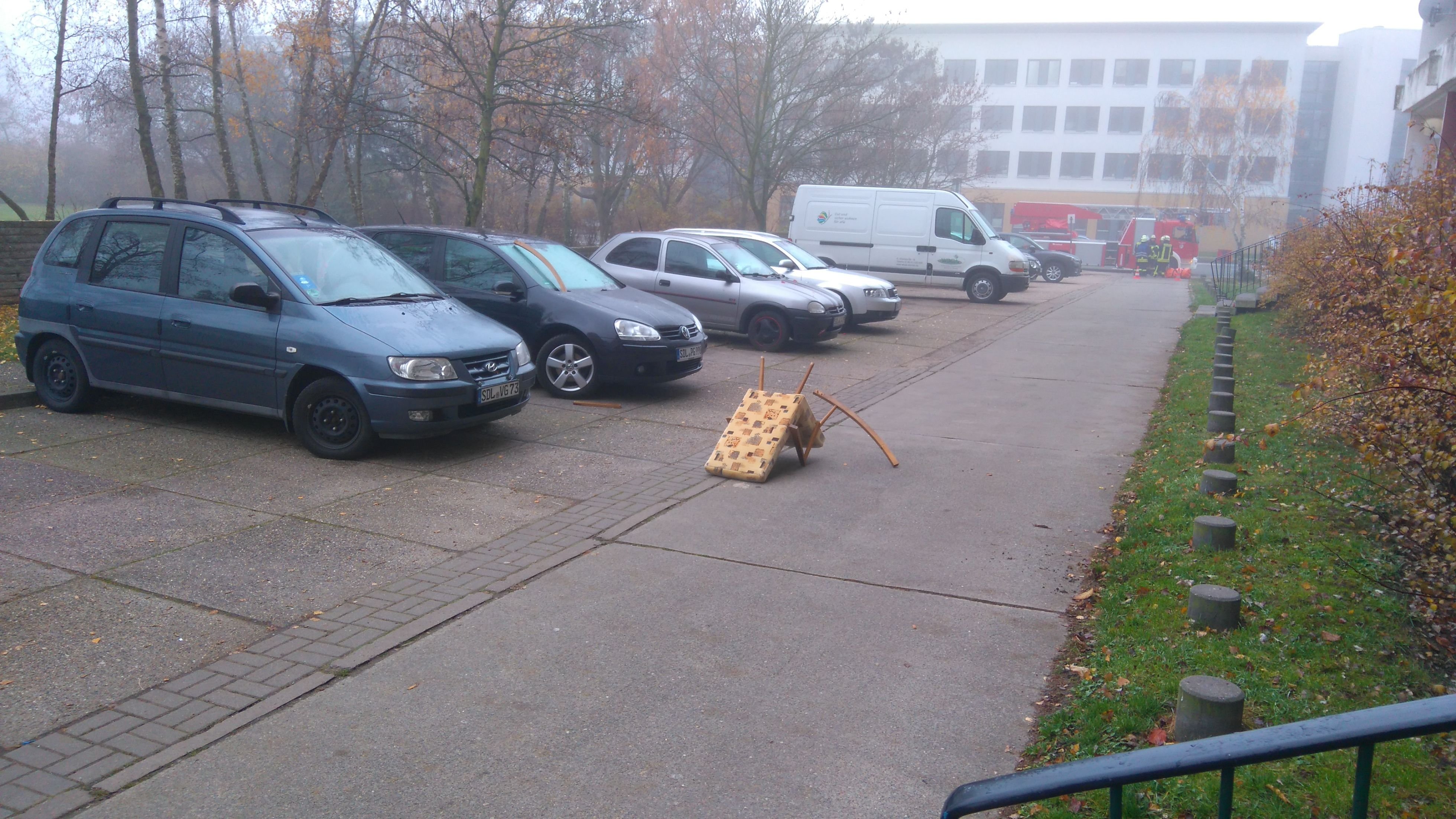 Der Stuhl wurde aus dem vierten Stock auf ein parkendes Auto geworfen.