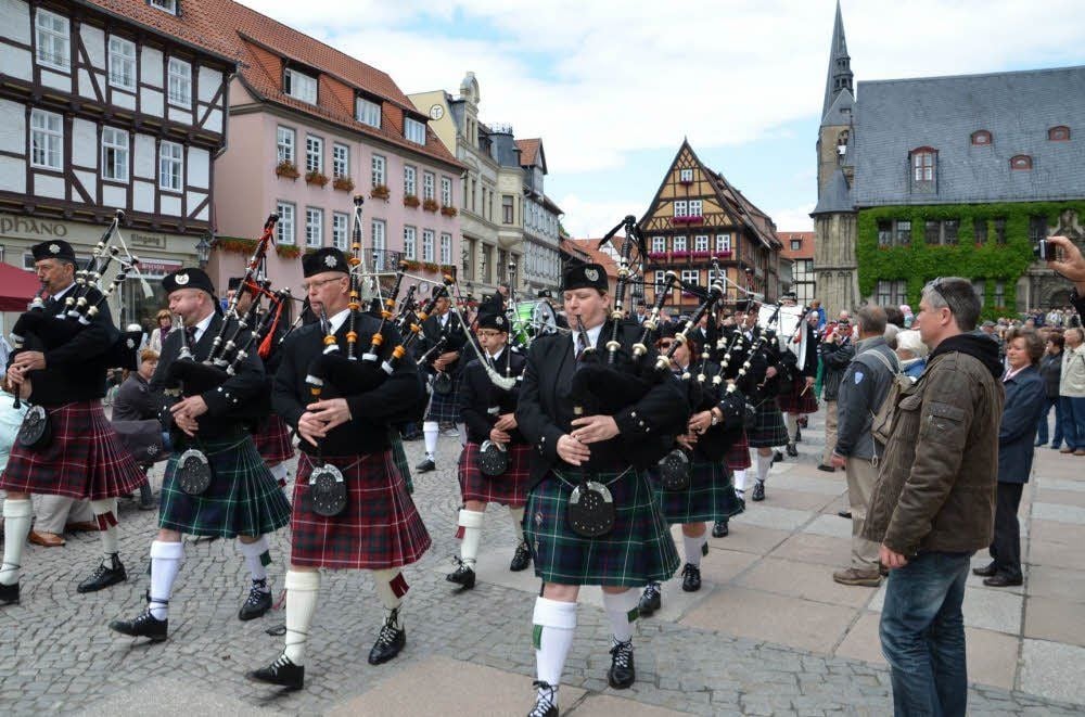 Dudelsack-Armada auf dem Quedlinburger Marktplatz.