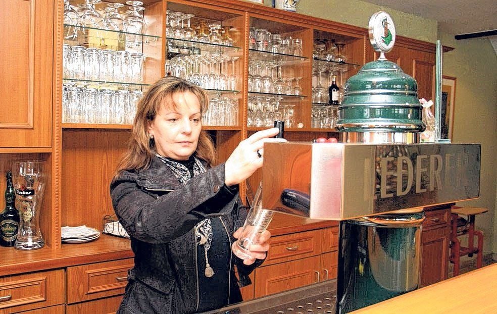 Kerstin Bierstedt ist seit 1990 die Betreiberin des Ascherslebener Hotels: Hotel Stadt Aschersleben. Seit fünf Jahren greift auch in ihrem Gastraum das Nichtraucherschutzgesetz. Wer dort Rauchen möchte, muss in den Biergarten gehen.
