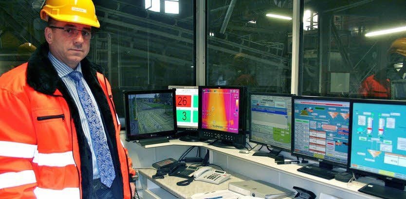 Fred Köhler in der Steuerungszentrale der Aurec-Halle, wo der Bergversatzstoff hergestellt wird.