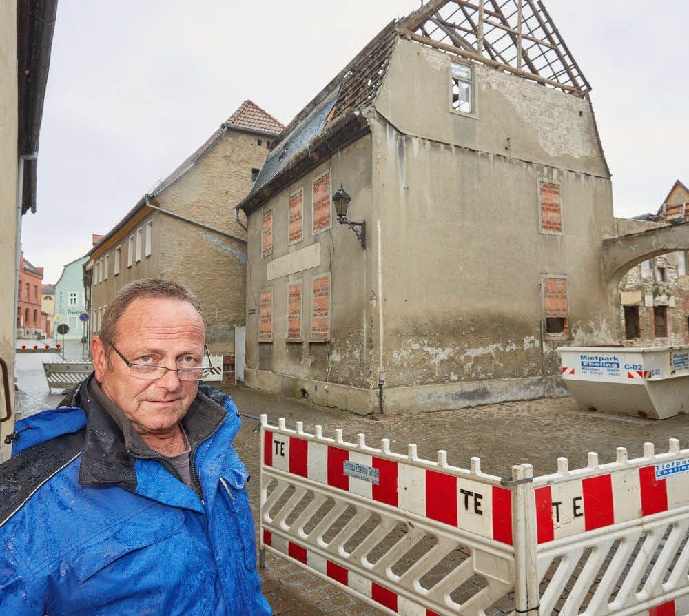 Alslebens Bürgermeister Reinhard Schinke steht vor dem unter Denkmalschutz stehenden Gebäude an der Fischerstraße 1, um dessen Zukunft gestritten wird.