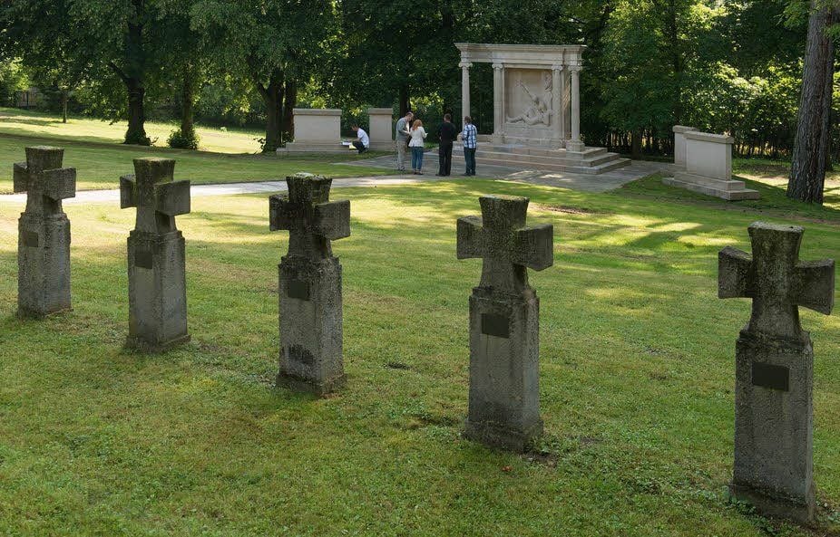 Das Denkmal befindet sich in unmittelbarer Nähe der Gräber von Gefallenen der beiden Weltkriege. Nach der Sanierung des Denkmals fand eine Abnahme der Arbeiten statt.
