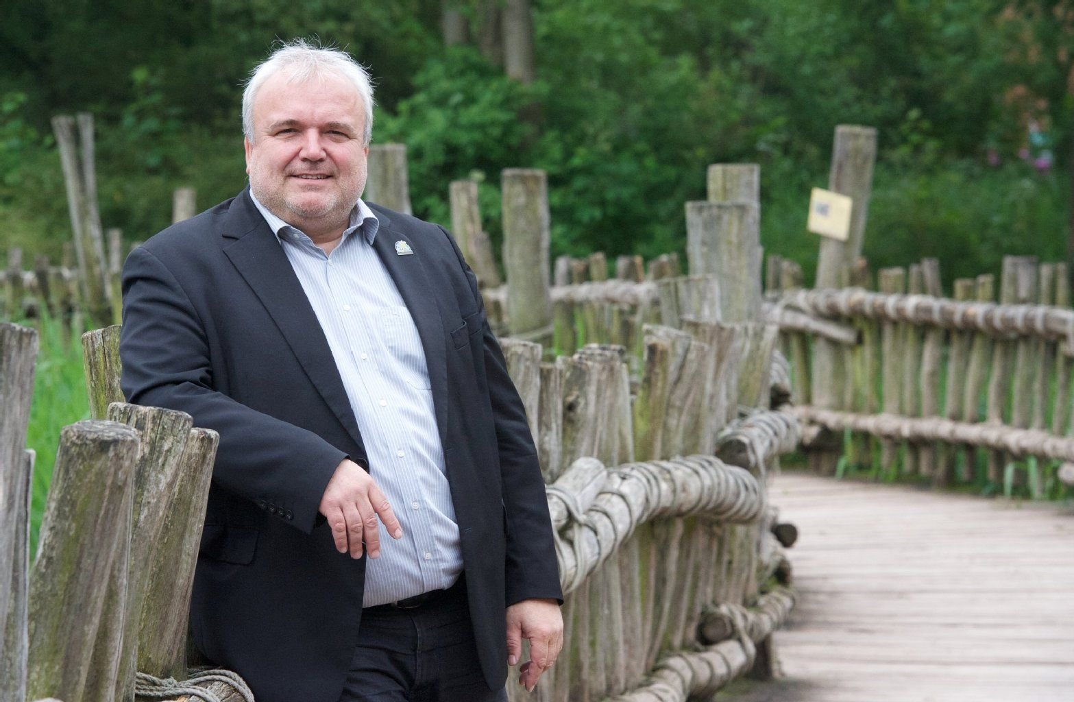 Zoodirektor Jörg Unhold steht im Zoo Leipzig in Leipzig (Sachsen) an einem Geländer.