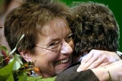 Die grüne Politikerin Angelika Beer umarmt am Samstag (29.11.2003) den Parteivorsitzenden Reinhard Bütikofer kurz nach ihrer Wahl auf den fünften Listenplatz für die Wahlen zum Europaparlament auf dem Grünen-Parteitag in der sächsischen Landeshauptstadt Dresden. Foto: Ralf Hirschberger dpa/lsn