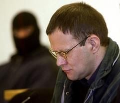 Frank Schmökel (40), aufgenommen am Montag (18.11.2002) im Gerichtssaal des Landgerichts im brandenburgischen Neuruppin zu Beginn des siebten Verhandlungstages. Schmökel hat bereits gestanden, bei einem begleiteten Ausgang am 25. Oktober 2000 zwei Pfleger sowie die Mutter mit einem Messer verletzt und wenige Tage später auf der Flucht einen Rentner mit einem Spaten erschlagen zu haben. (Foto: dpa)