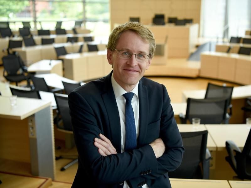 Der Ministerpräsidnet von Schleswig-Holstein, Daniel Günther (CDU), steht im Parlamentssaal des Landeshauses. Foto: Carsten Rehder/Archiv