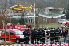Ein französischer Rettungshubschrauber fliegt am Freitag (24.03.2006) über das Gelände einer Hochschule für Chemie im elsässischen Mühlhausen. (Foto: dpa)