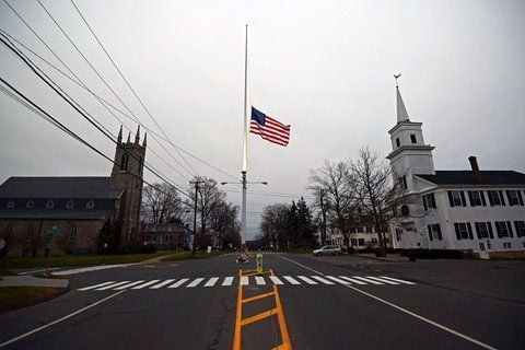 Ein US-Flagge hängt in Newtown, Connecticut, auf Halbmast. Ein Amokschütze tötete in der Kleinstadt 26 Kinder und Frauen und schließlich sich selbst. (FOTO: DPA)